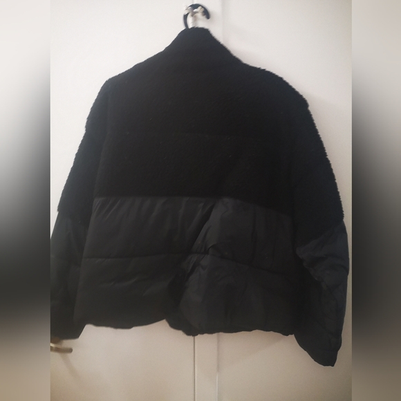 Old navy cropped Sherpa puffer winter coat - Picture 3 of 3